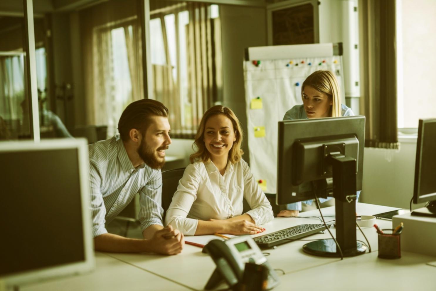 Participants travaillant ensemble dans un atelier collaboratif